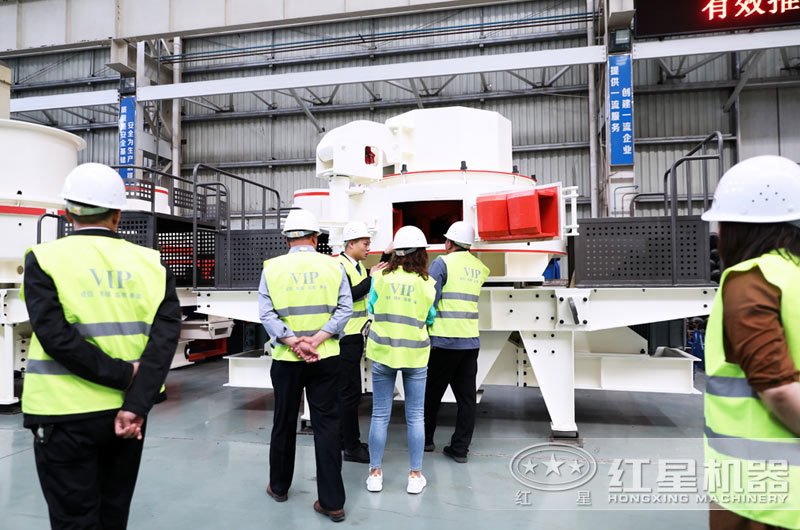 客戶到紅星機器廠區參觀河卵石碎砂機