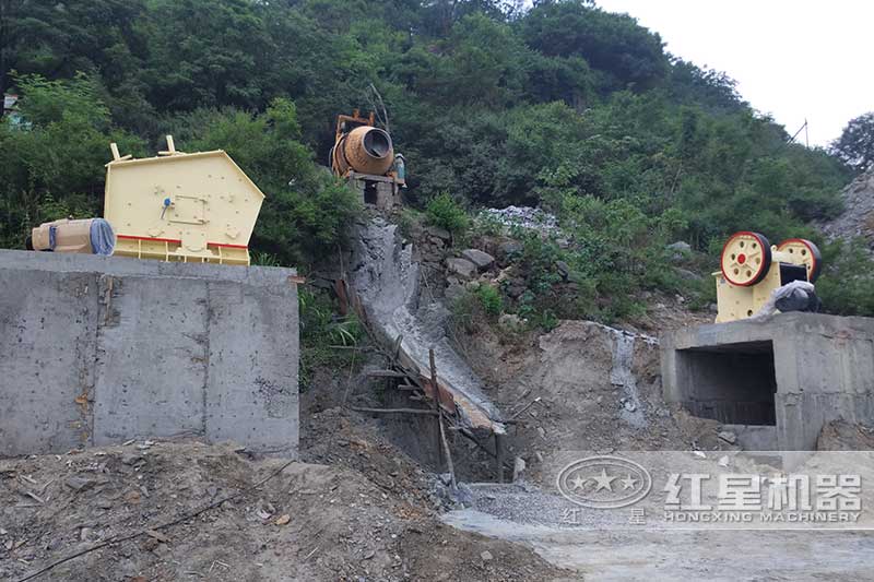 小型碎石粉碎機械作業現場
